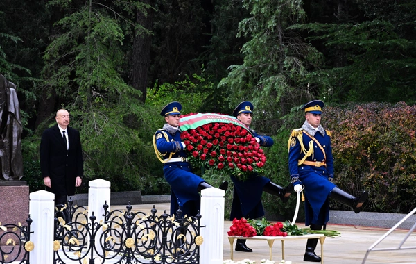 Prezident İlham Əliyev və birinci xanım Mehriban Əliyeva Ümummilli Lider Heydər Əliyevin məzarını ziyarət ediblər