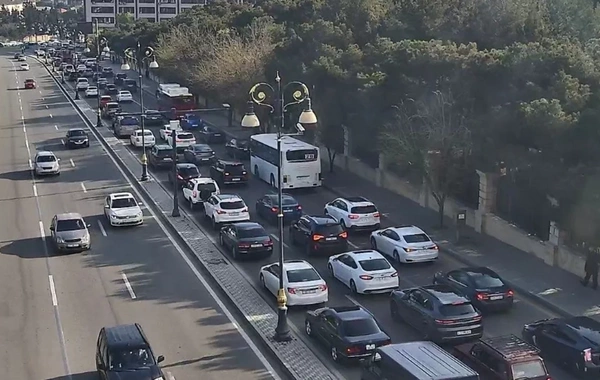 Bakıda 17 istiqamətdə nəqliyyatın sıxlığı yaranıb