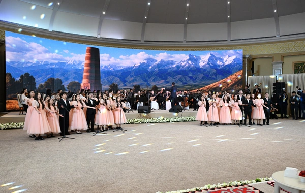 Mehriban Əliyeva Bişkekdə dekorativ-tətbiqi sənət ustalarının əl işlərindən ibarət sərgi ilə tanış olub