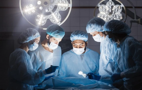 Ayaq barmaqları amputasiya olunan yaşlı qadın xəstəxanada köməksiz qalıb?