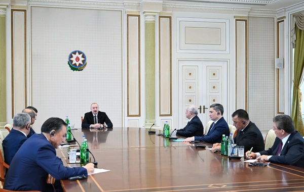 İlham Əliyev TDT-yə üzv dövlətlərin hökumət başçılarının görüşünün iştirakçılarını qəbul edib