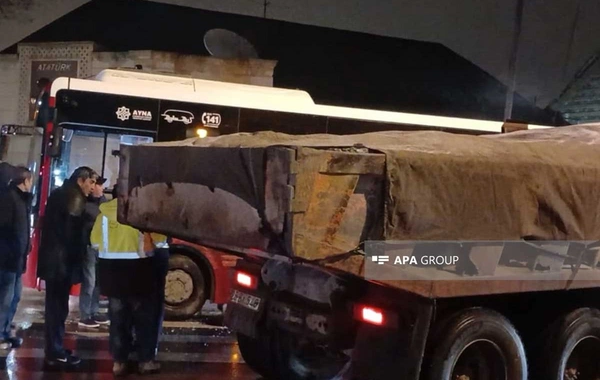"BakuBus"a məxsus avtobusla "KamAZ" toqquşdu
