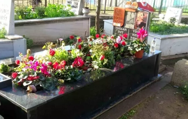 Qızı tərəfindən öldürülən müğənninin məzarından FOTOLAR YAYILDI