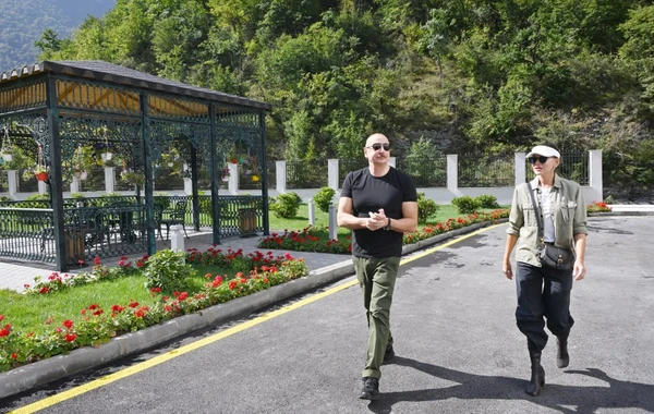 İlham Əliyev və Mehriban Əliyeva Kəlbəcərdə su elektrik stansiyasının açılışında iştirak ediblər