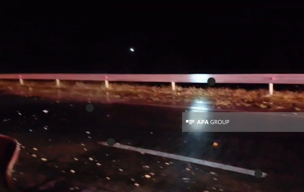 Şəmkirdə sement daşıyan yük maşını betona çırpılıb, xəsarət alan var
