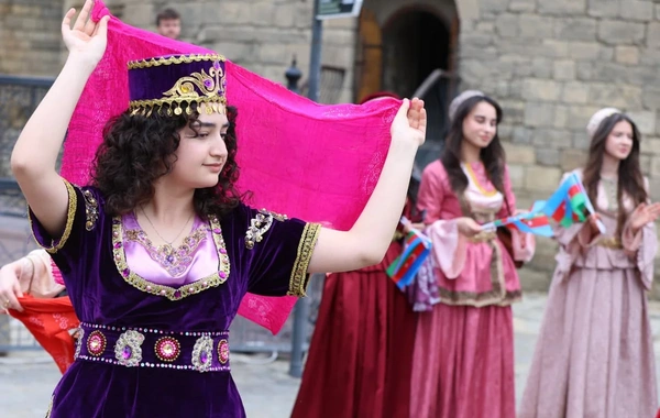 Bakının mərkəzində milli geyimlərdə gəzinti-yürüş təşkil olunub