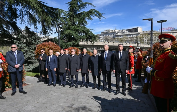 Prezident İlham Əliyev Tbilisidə Qəhrəmanlar Memorialını ziyarət edib