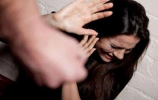 Bakıda 29 yaşlı kişi təzə evləndiyi arvadını boşanmaq istədiyi üçün küçədə döydü