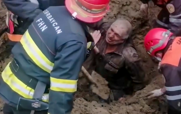 Qobustanda iki nəfər torpaq altında qalıb