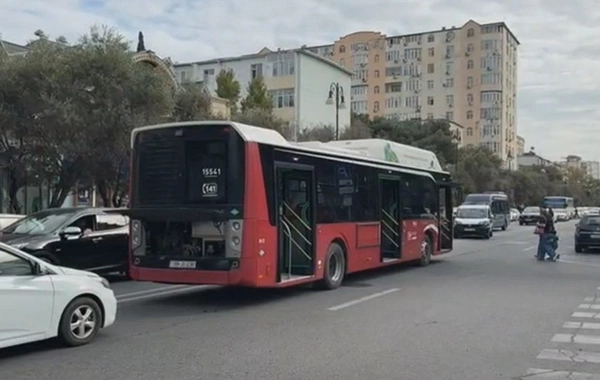 Bakıda avtobus xarab olub yolda qaldı