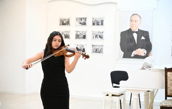 Лейла Алиева посетила Среднюю специальную музыкальную школу имени Бюльбюля