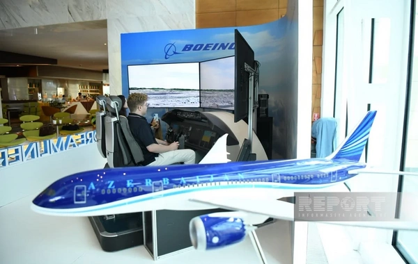 AZAL демонстрирует в Баку симулятор полета Boeing 787 Dreamliner