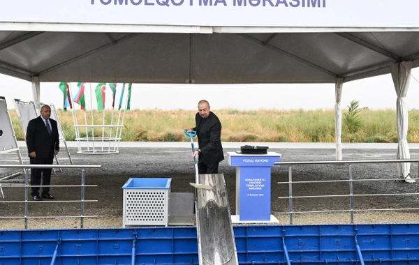İlham Əliyev Füzuli rayonunun yeni salınacaq Qaraxanbəyli kəndinin təməlini qoyub