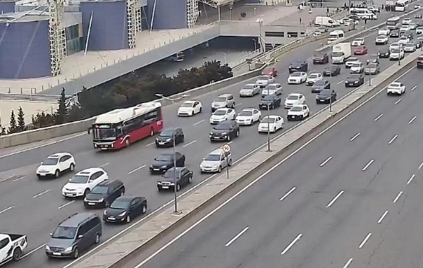 Bakının bir sıra yollarında nəqliyyatın sıxlığı yaranıb