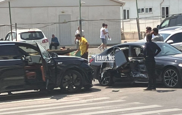 Bakıda BMW qəzaya düşdü