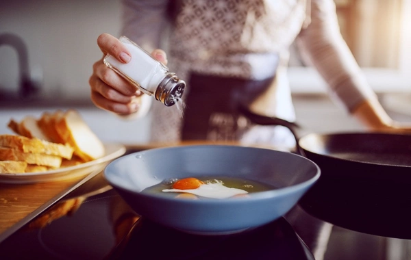 Врач рассказал о вызывающих желание есть соленую пищу болезнях