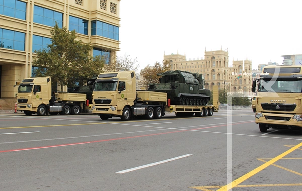 В Баку прошел марш военнослужащих в честь Дня Победы