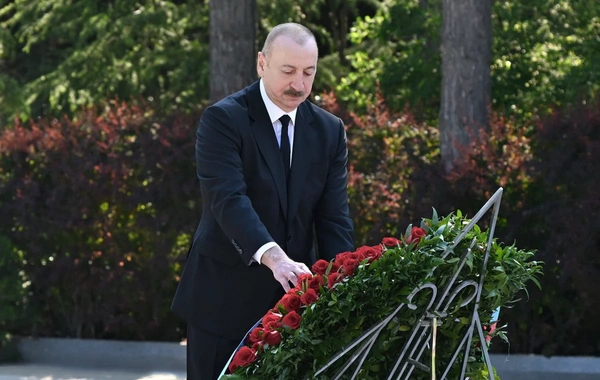 İlham Əliyev və Mehriban Əliyeva Fəxri xiyabanda Ulu Öndər Heydər Əliyevin məzarını ziyarət ediblər