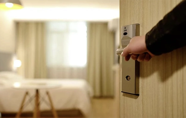 Rusiya vətəndaşı Bakıda hoteldə qəfil öldü