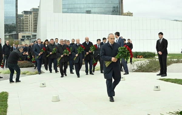 İqtisadiyyat Nazirliyinin kollektivi Zəfər parkını ziyarət edib