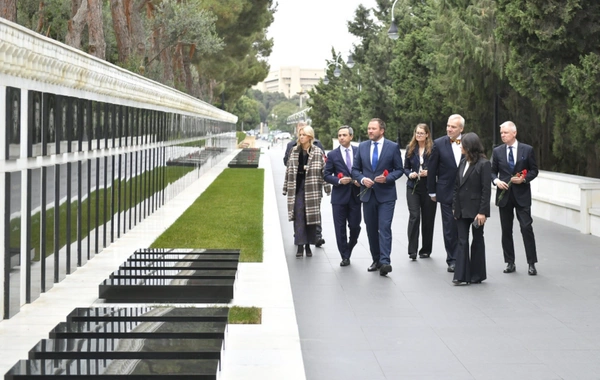 Estoniyanın xarici işlər naziri Bakıda Şəhidlər xiyabanını və Zəfər parkını ziyarət edib