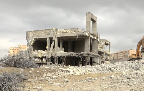 Yeni Günəşli sakinləri çıxılmaz durumda: Buranın tozu evlərə də vurur