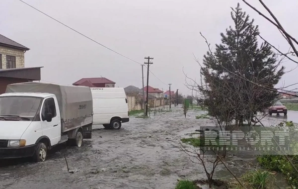 Qubada kanalizasiya borusunun tutulması nəticəsində 10-a yaxın evi su basıb