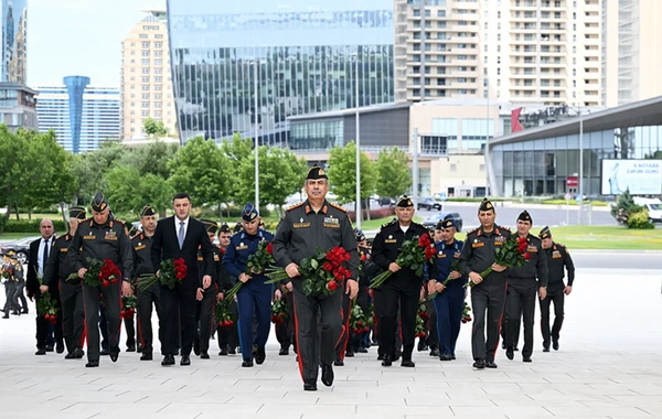 Zakir Həsənov Fəxri Xiyaban, Zəfər parkı və Hərbi Memorial Məzarlığı ziyarət edib