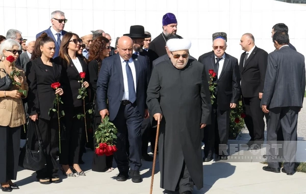 Dövlət və hökumət rəsmiləri Bakıdakı Zəfər parkında olublar