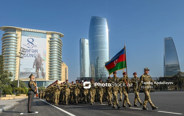 Bakıdakı hərbi paraddan maraqlı FOTOLAR