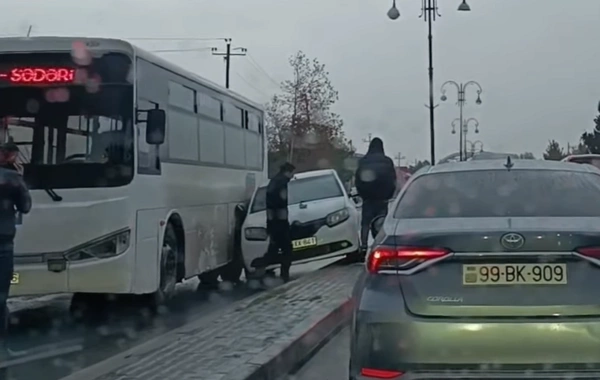 Xırdalanda avtobus minik avtomobili ilə TOQQUŞDU