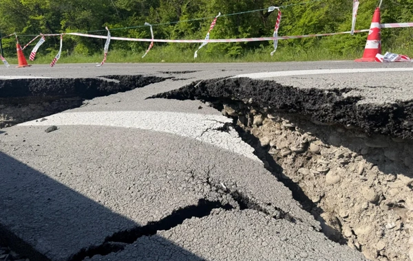 Ağsu dolaylarında TORPAQ SÜRÜŞMƏSİ: Yol qismən BAĞLANDI - FOTO