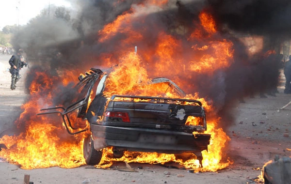 Neftçilər stansiyasının yaxınlığında avtomobil yanır