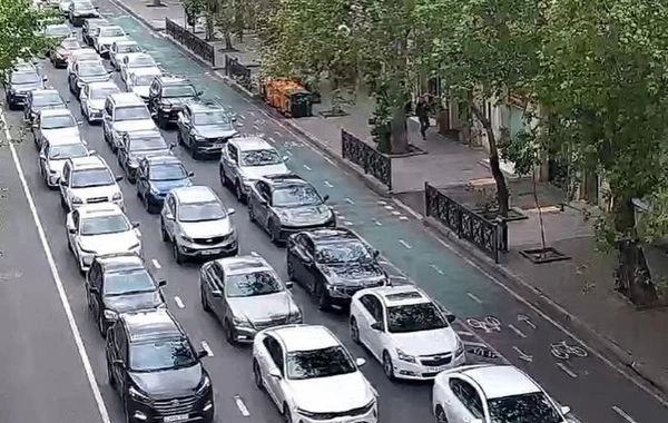 Bakının bir sıra yollarında nəqliyyatın sıxlığı yaranıb