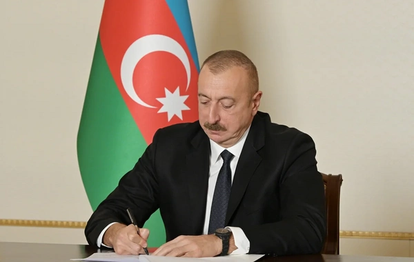 İlham Əliyev neft sənayesi işçilərini təltif edib