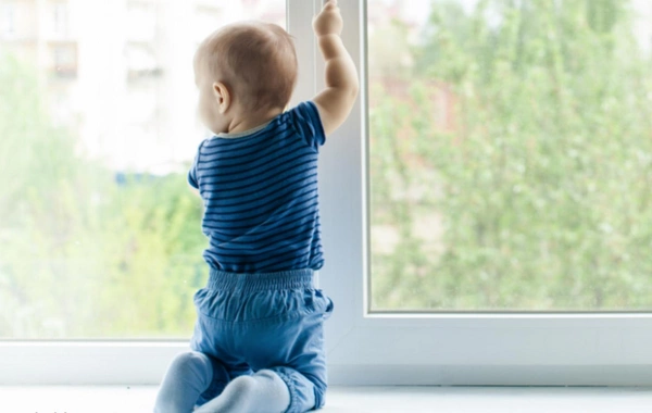 В Азербайджане 3-летний ребенок погиб, выпав из окна пятого этажа