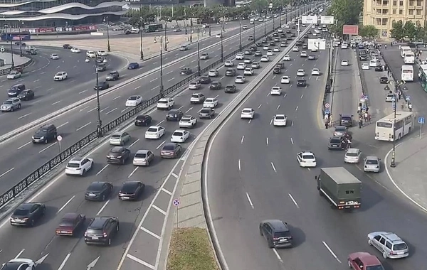 Bakının bir sıra yollarında tıxac yaranıb