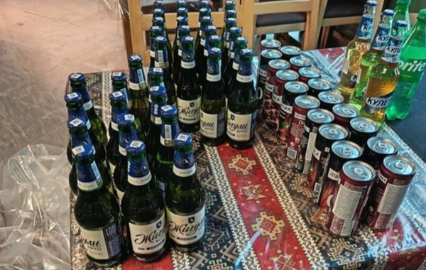 "Hoqqa" çay evində istehlaka yararsız içkilər aşkarlanıb