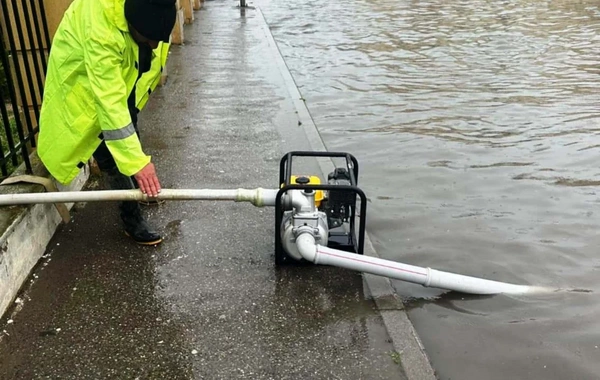BŞİH: Yağışa görə təhlükəli vəziyyətdə olan bəzi yaşayış məkanlarının sakinləri müvəqqəti hotellərə yerləşdirilib
