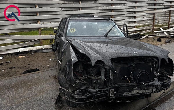 В Баку автомобиль врезался в ограждение