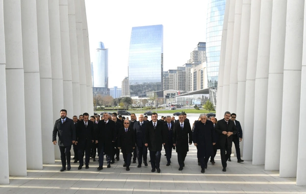 Cevdet Yılmaz Zəfər parkını ziyarət edib