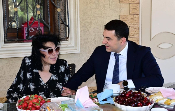 Nazir 85 yaşı tamam olan Flora Kərimovanı evində ziyarət etdi