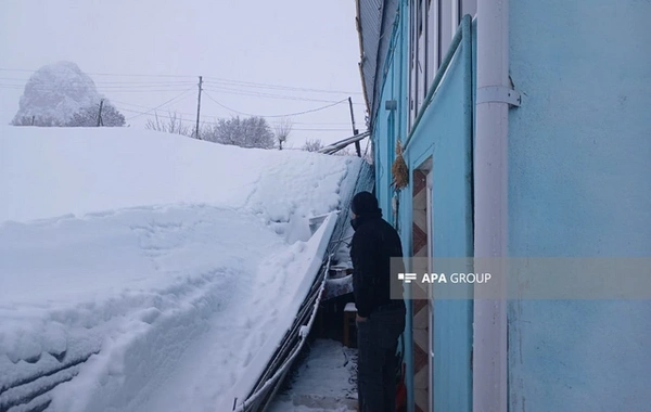 Qazaxda güclü qar səbəbindən evin talvarı çöküb, iki avtomobil altında qalıb