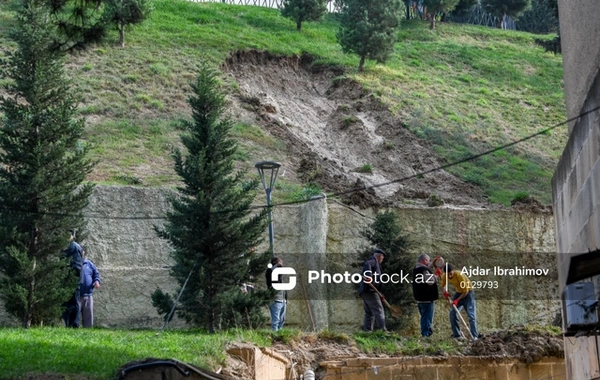 Bakıda poliklinikanın həyətindəki sürüşməyə magistral su xətti səbəb olub?