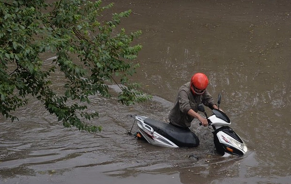 Novosibirsk güclü leysanlardan sonra su altında qalıb