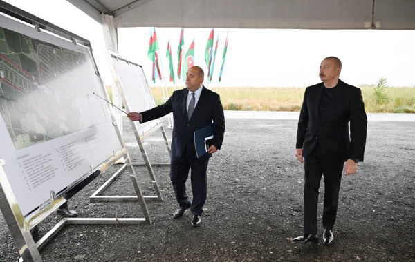 İlham Əliyev Füzuli rayonunun yeni salınacaq Qaraxanbəyli kəndinin təməlini qoyub
