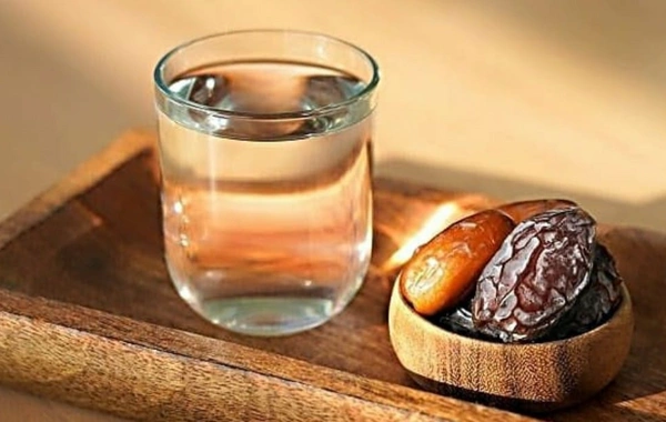 Orucu xurma, yoxsa su ilə açmaq daha faydalıdır?