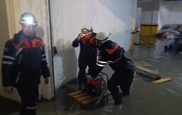 FHN: Bakı, Sumqayıt və Abşeronda su basmış ərazilərdən insanlar təxliyə edilib