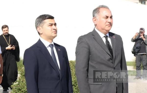 Dövlət və hökumət rəsmiləri Bakıdakı Zəfər parkında olublar
