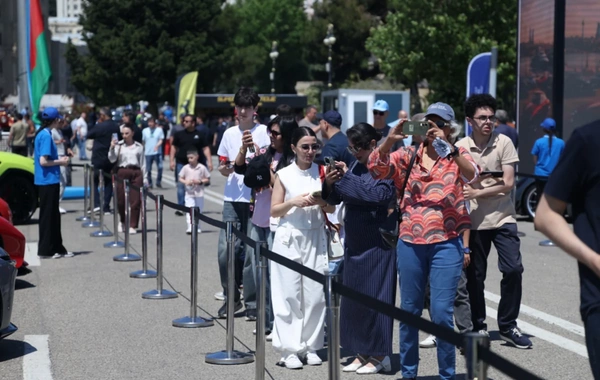 Bakı bulvarında klassik və sürət avtomobillərinin festivalı keçirilir